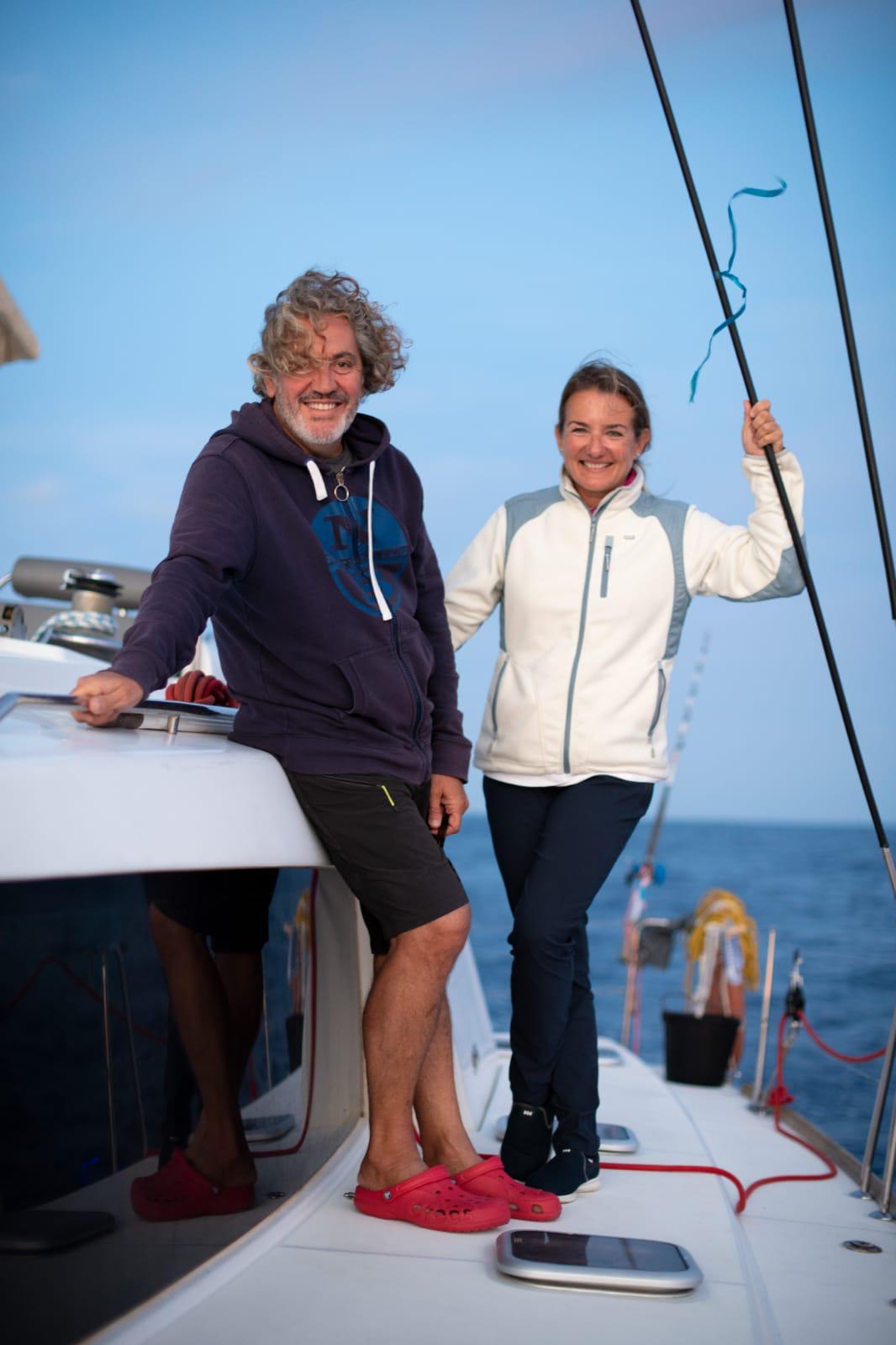 Pedro y Victoria de pie